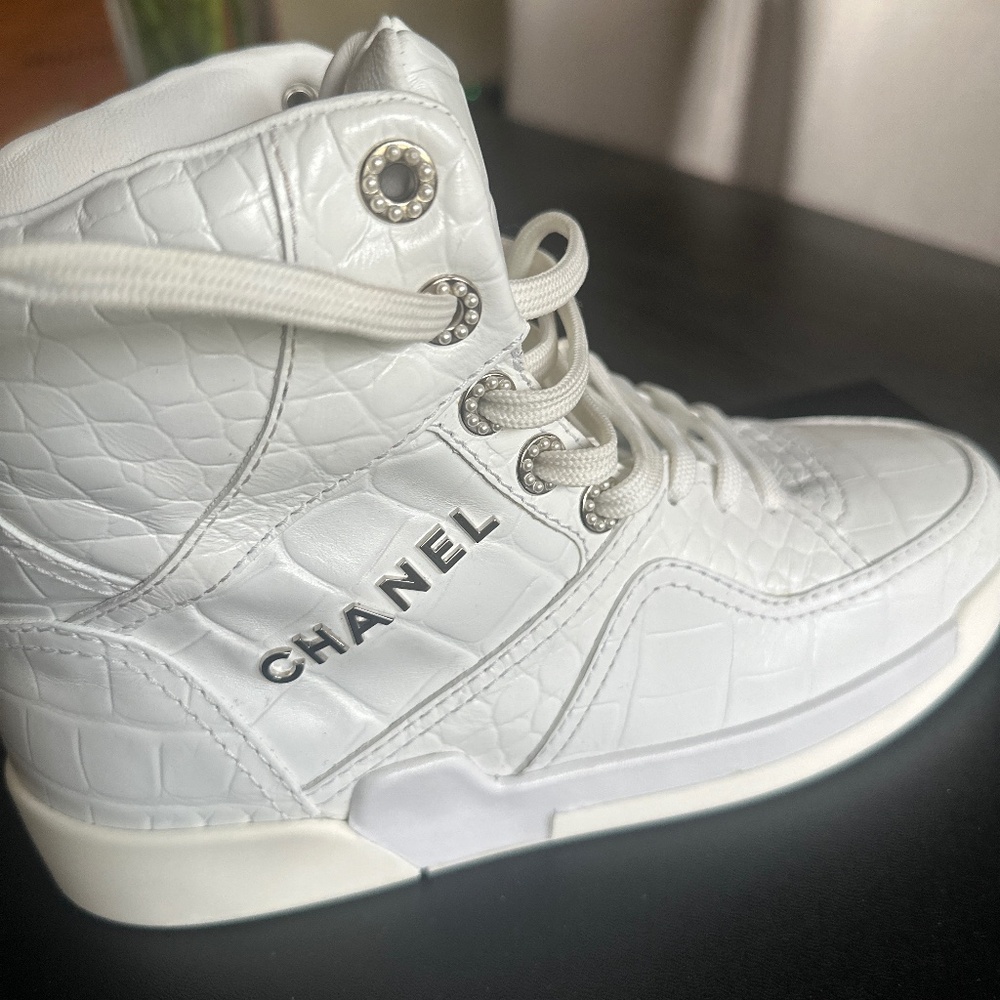 CHANEL 39 White Crocodile Embossed Laced up High Top Sneakers Trainers shoes New